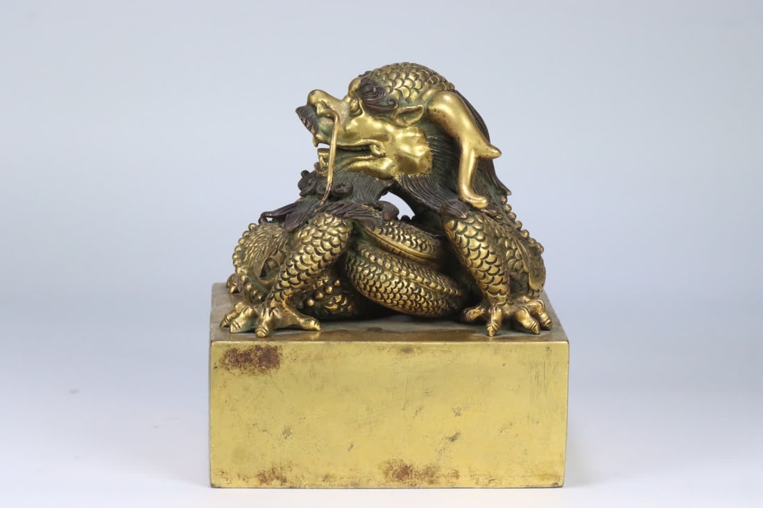 A bronze gilt dragon seal - 4