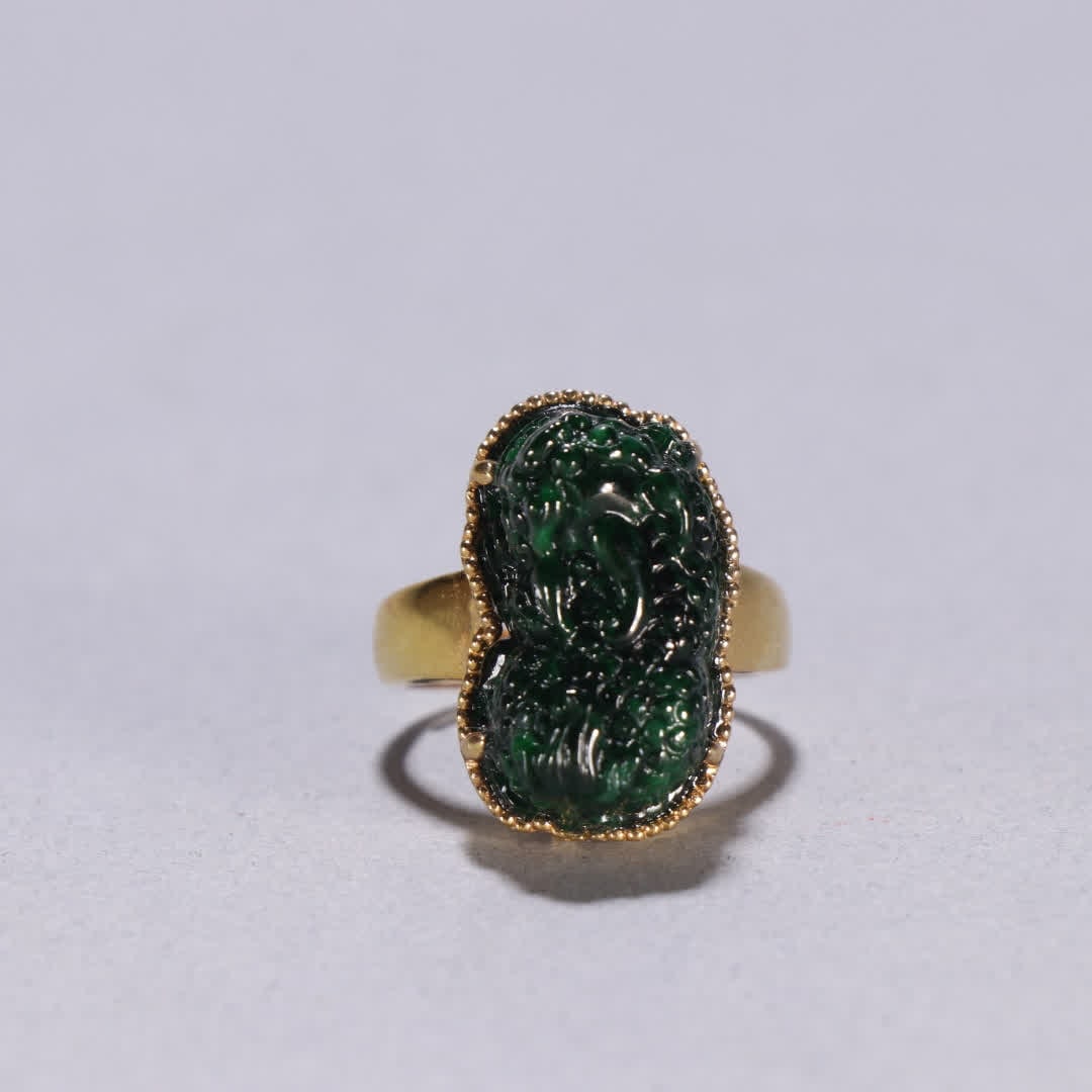 A Qing Dynasty silver-gilt jadeite Pixiu ring - 2