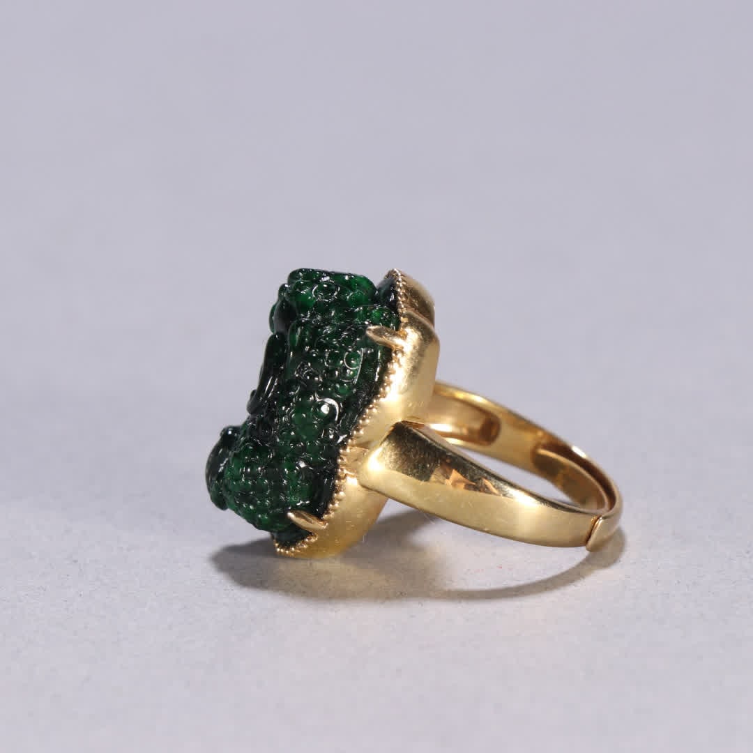 A Qing Dynasty silver-gilt jadeite Pixiu ring - 3