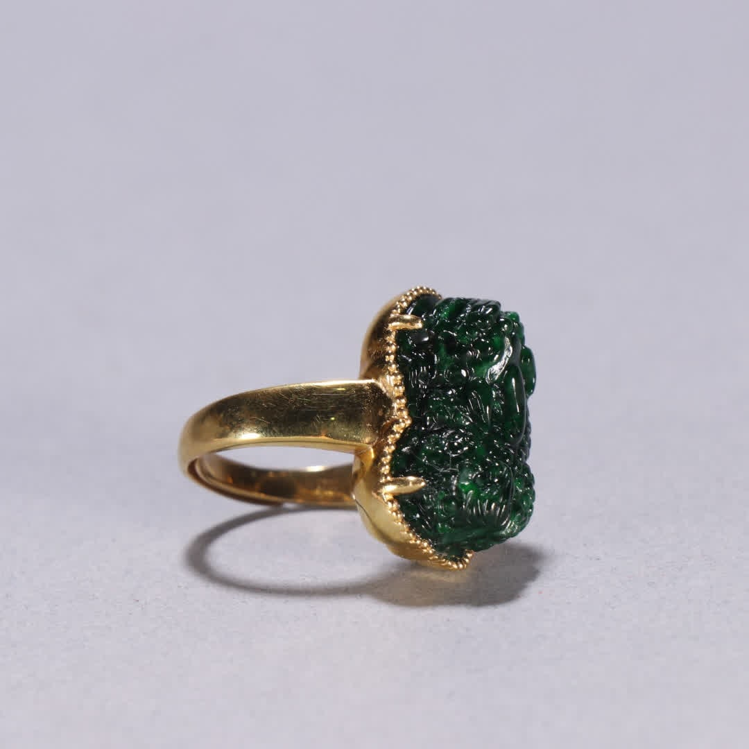 A Qing Dynasty silver-gilt jadeite Pixiu ring - 6