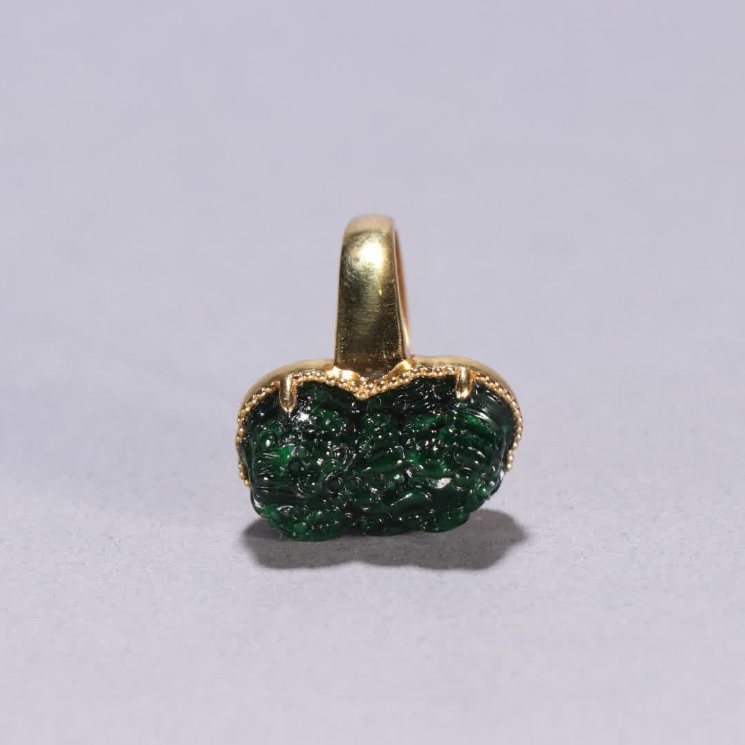 A Qing Dynasty silver-gilt jadeite Pixiu ring - 7