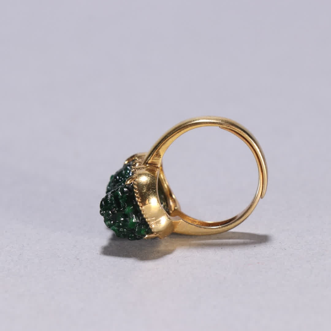A Qing Dynasty silver-gilt jadeite Pixiu ring - 8