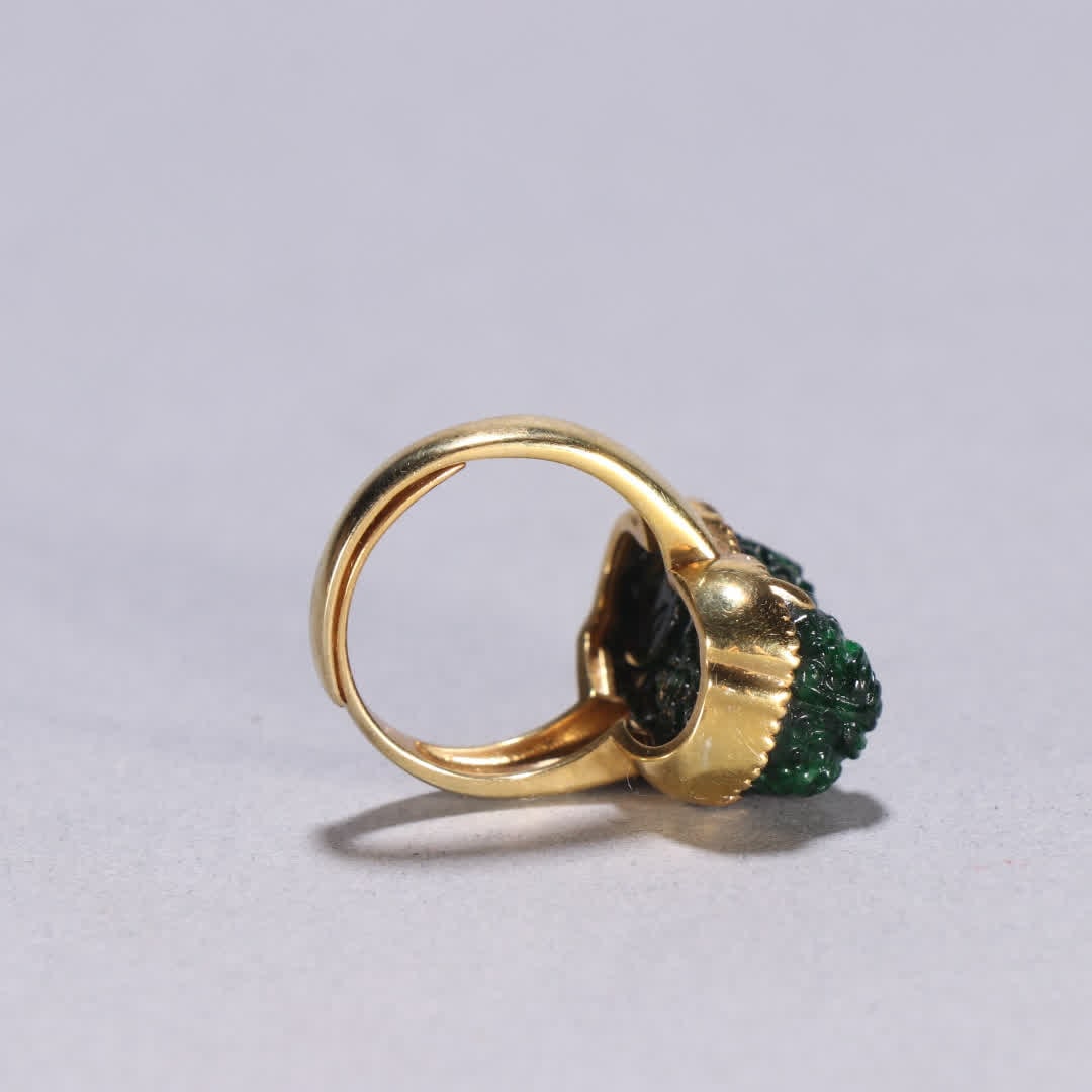 A Qing Dynasty silver-gilt jadeite Pixiu ring - 9