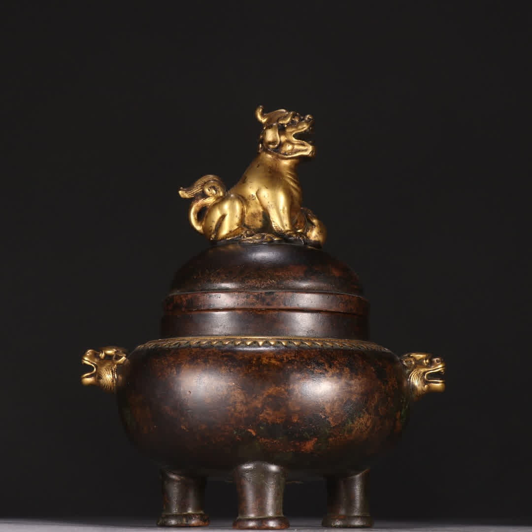 A Qing Dynasty bronze gilt incense burner with a beast-shaped knob: Qing Dynasty Copper Gilded Beast-Knob Incense Burner SIZE: H:15cm W:12.1cm W:1237.4g (The Dimensions Of All Batches Are Manually Measured.If You Need More Detailed Information, Please Contact Our