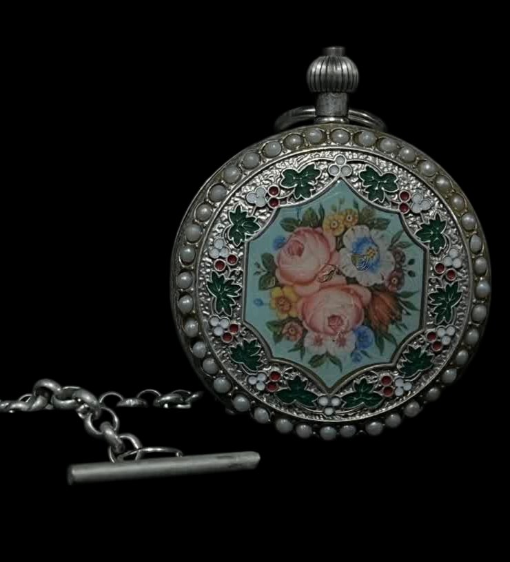 A late Qing dynasty double-open pocket watch: In the late Qing dynasty, I open my pocket watch in pairs SIZE: D:55mm (The Dimensions Of All Batches Are Manually Measured.If You Need More Detailed Information, Please Contact Our Customer Service