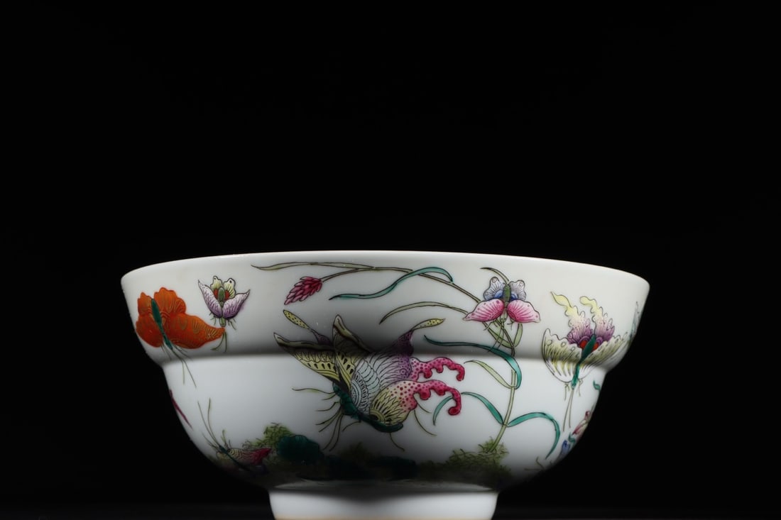 An Exquisite Famille-Rose Flower and Butterfly Pattern Bowl: An Exquisite Famille-Rose Flower and Butterfly Pattern Bowl Qing Dynasty, China Jiaqing Six-character Mark Size:7.2cmx16.2cm (The Dimensions Of All Batches Are Manually Measured.If You Need More Detai