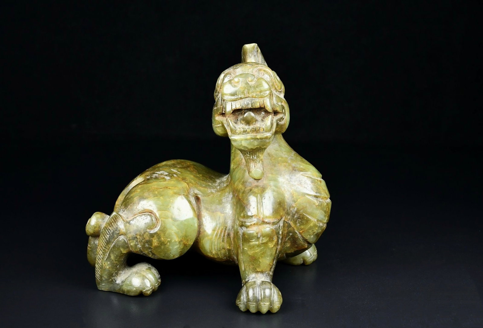 An Exquisite White Jade Auspicious Beast Ornament: An Exquisite White Jade Auspicious Beast Ornament Han Dynasty, China Size:14cmx14cm Weight:1242g (The Dimensions Of All Batches Are Manually Measured.If You Need More Detailed Information, Please Cont