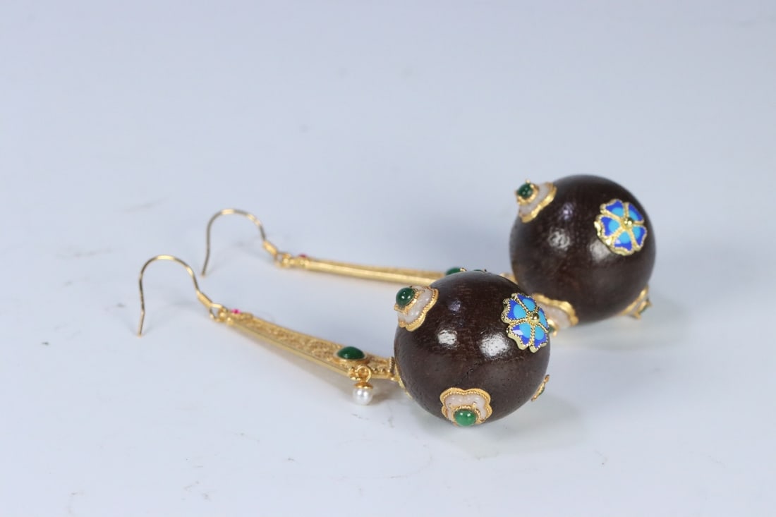 A Pair of Exquisite Eaglewood Inlaid Jadeite Earrings: A Pair of Exquisite Eaglewood Inlaid Jadeite Earrings Qing Dynasty, China Size:2.76cm Weight:18.7g (The Dimensions Of All Batches Are Manually Measured.If You Need More Detailed Information, Please