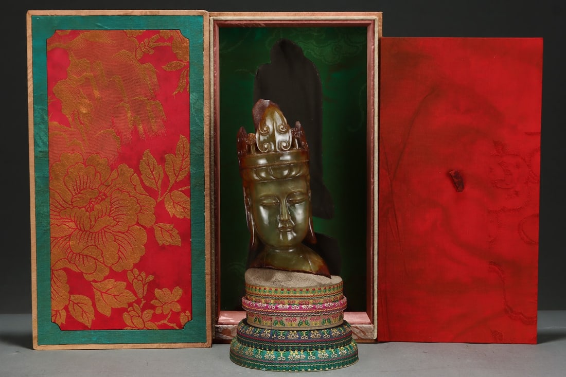 An Exquisite White Jade Buddha head: An Exquisite White Jade Buddha head Qing Dynasty, China Size:21cmx9cm (The Dimensions Of All Batches Are Manually Measured.If You Need More Detailed Information, Please Contact Our Customer Service