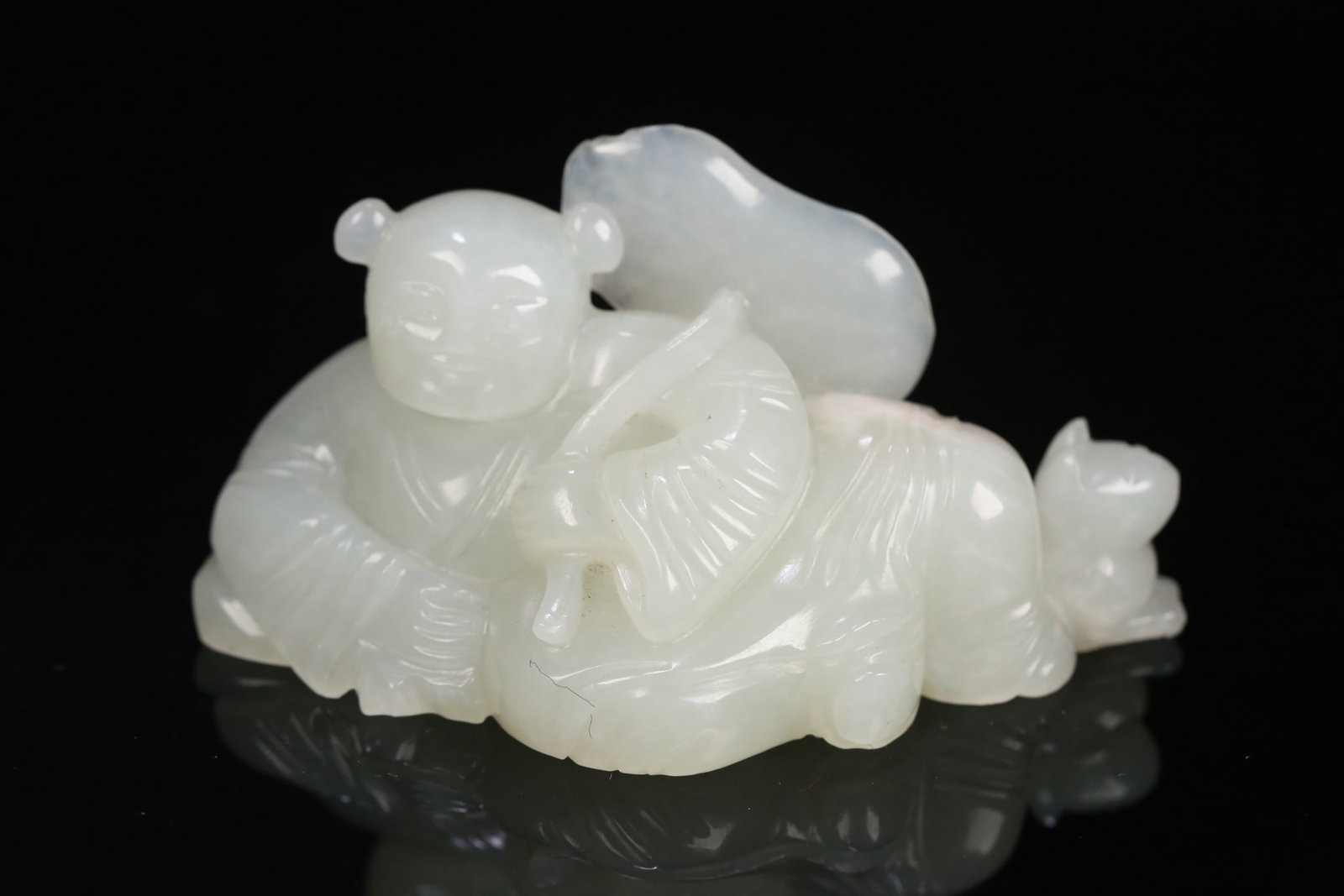 An Exquisite White Jade Figure Ornament: An Exquisite White Jade Figure Ornament Qing Dynasty, China Size:7.7cmx3.4cmx3.9cm Weight:92.7g (The Dimensions Of All Batches Are Manually Measured.If You Need More Detailed Information, Please