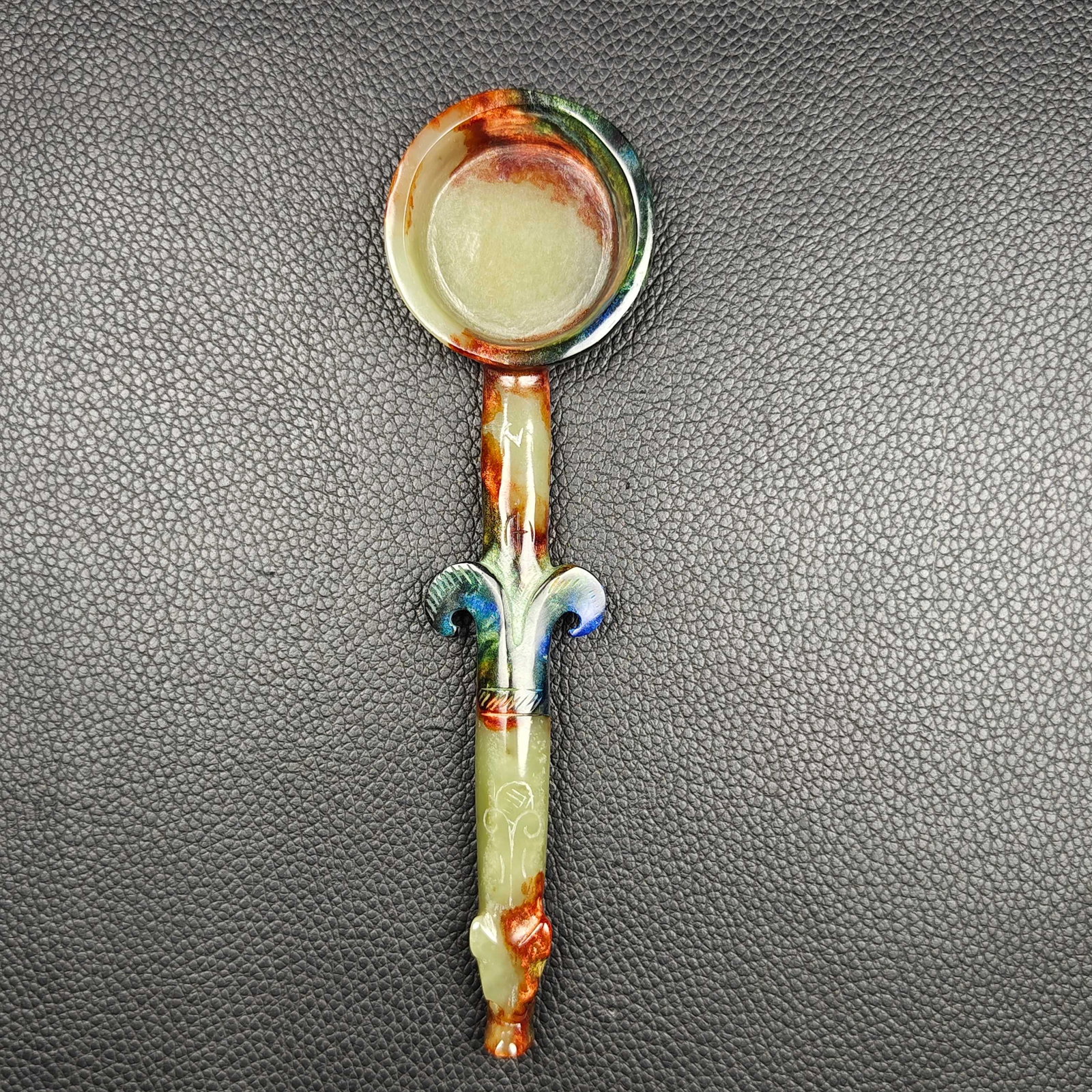 An Exquisite White Jade Dragon Pattern Spoon: An Exquisite White Jade Dragon Pattern Spoon Han Dynasty, China Size:4cmx14cm Weight:36g (The Dimensions Of All Batches Are Manually Measured.If You Need More Detailed Information, Please Contact Our
