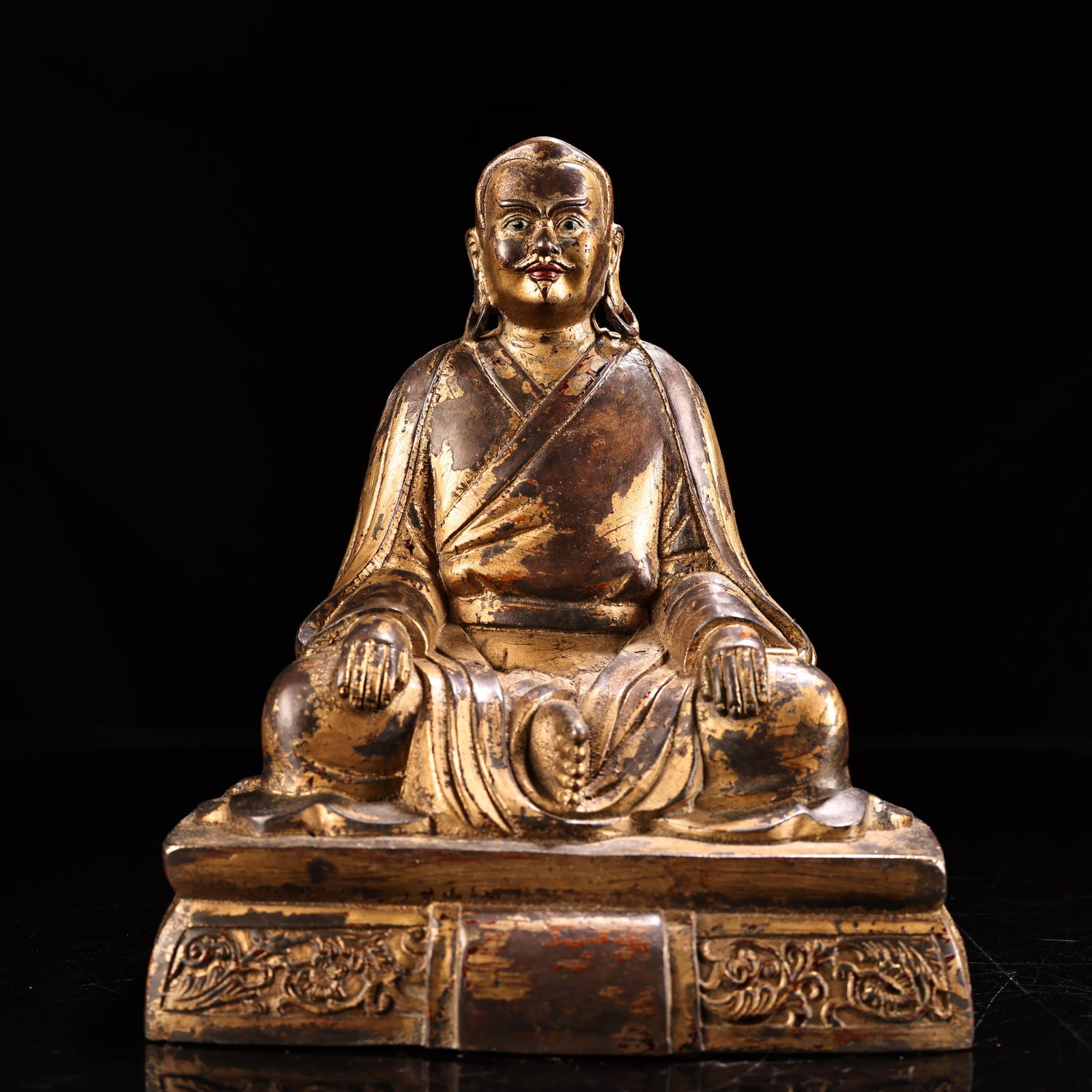An Exquisite Gilt Bronze Buddha Statue: An Exquisite Gilt Bronze Buddha Statue Qing Dynasty, China Size:22cmx18cm Weight:2100g (The Dimensions Of All Batches Are Manually Measured.If You Need More Detailed Information, Please Contact Our