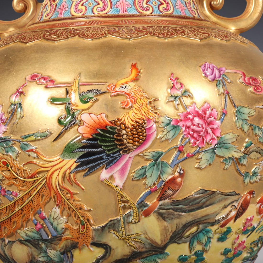 An Exquisite Enamel Flower and Bird Pattern Double-Ears Jar - 3