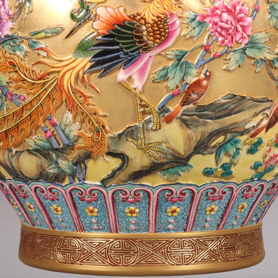 An Exquisite Enamel Flower and Bird Pattern Double-Ears Jar - 4