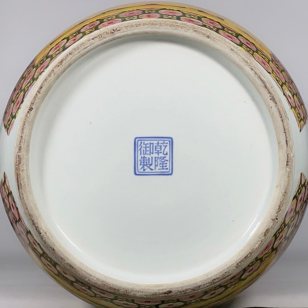 An Exquisite Enamel Figure Pattern Vase - 8