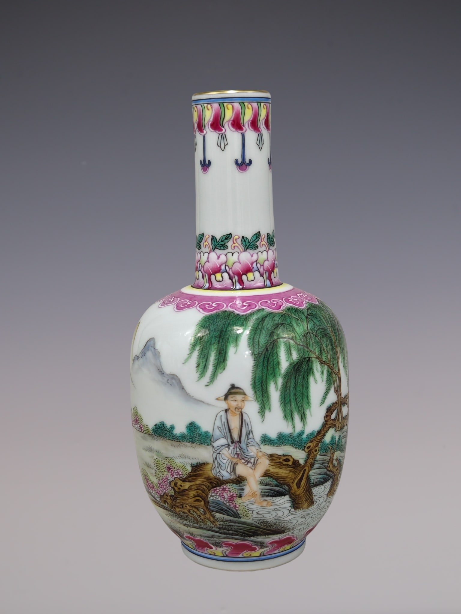 An Exquisite Enamel Character and Story Pattern Vase: An Exquisite Enamel Character and Story Pattern Vase Qing Dynasty, China Yongzheng Four-character Mark Size:19cmx10cm (The Dimensions Of All Batches Are Manually Measured.If You Need More Detailed Inf