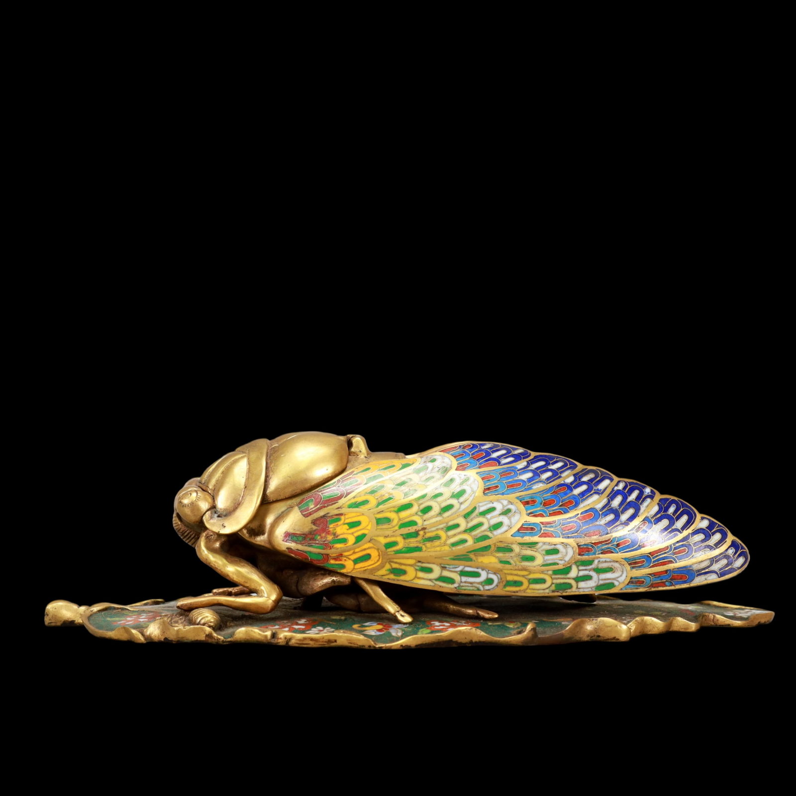 A Exquisite Cloisonne Gilt Bronze Cicada Ornament: A Exquisite Cloisonne Gilt Bronze Cicada Ornament Qing Dynasty, China Qianlong Four-character Mark Size:30cmx12.5cmx8cm Weight:2850g (The Dimensions Of All Batches Are Manually Measured.If You Need