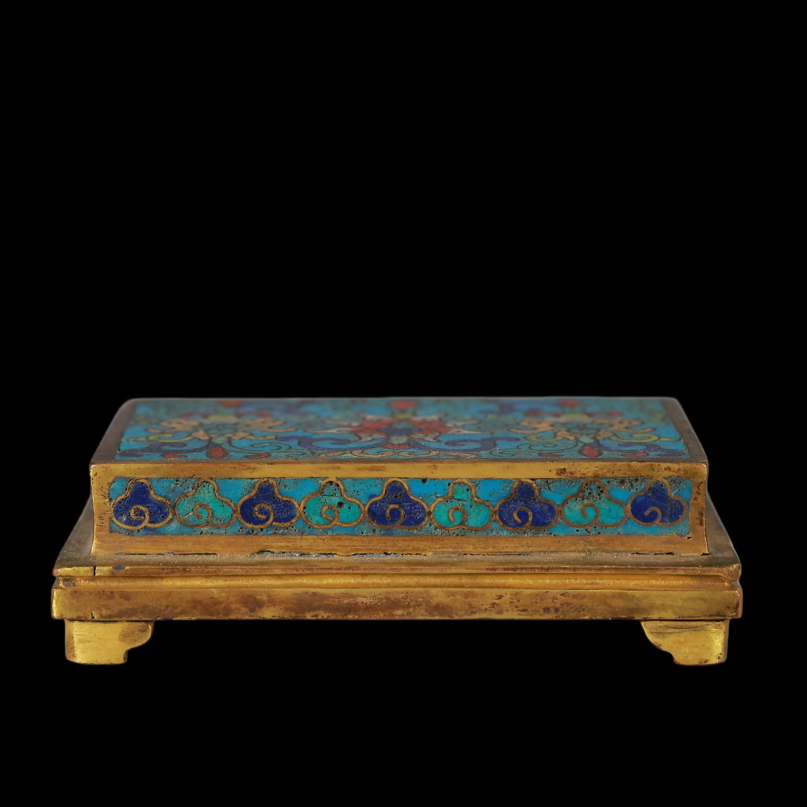 An Exquisite Cloisonne Gilt Bronze Flower Pattern Ornament: An Exquisite Cloisonne Gilt Bronze Flower Pattern Ornament Qing Dynasty, China Qianlong Six-character Mark Size:9cmx5.8cmx2.5cm Weight:250g (The Dimensions Of All Batches Are Manually Measured.If You