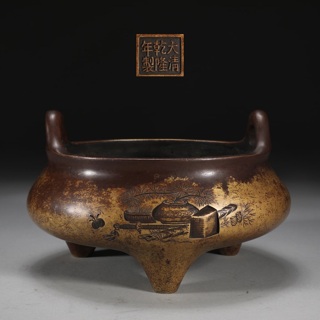 An Exquisite Bronze Flower Pattern Double-Ears and Tripod Censer: An Exquisite Bronze Flower Pattern Double-Ears and Tripod Censer Qing Dynasty, China Qianlong Six-character Mark Size:11.2cmx19.2cm Weight:2600g (The Dimensions Of All Batches Are Manually
