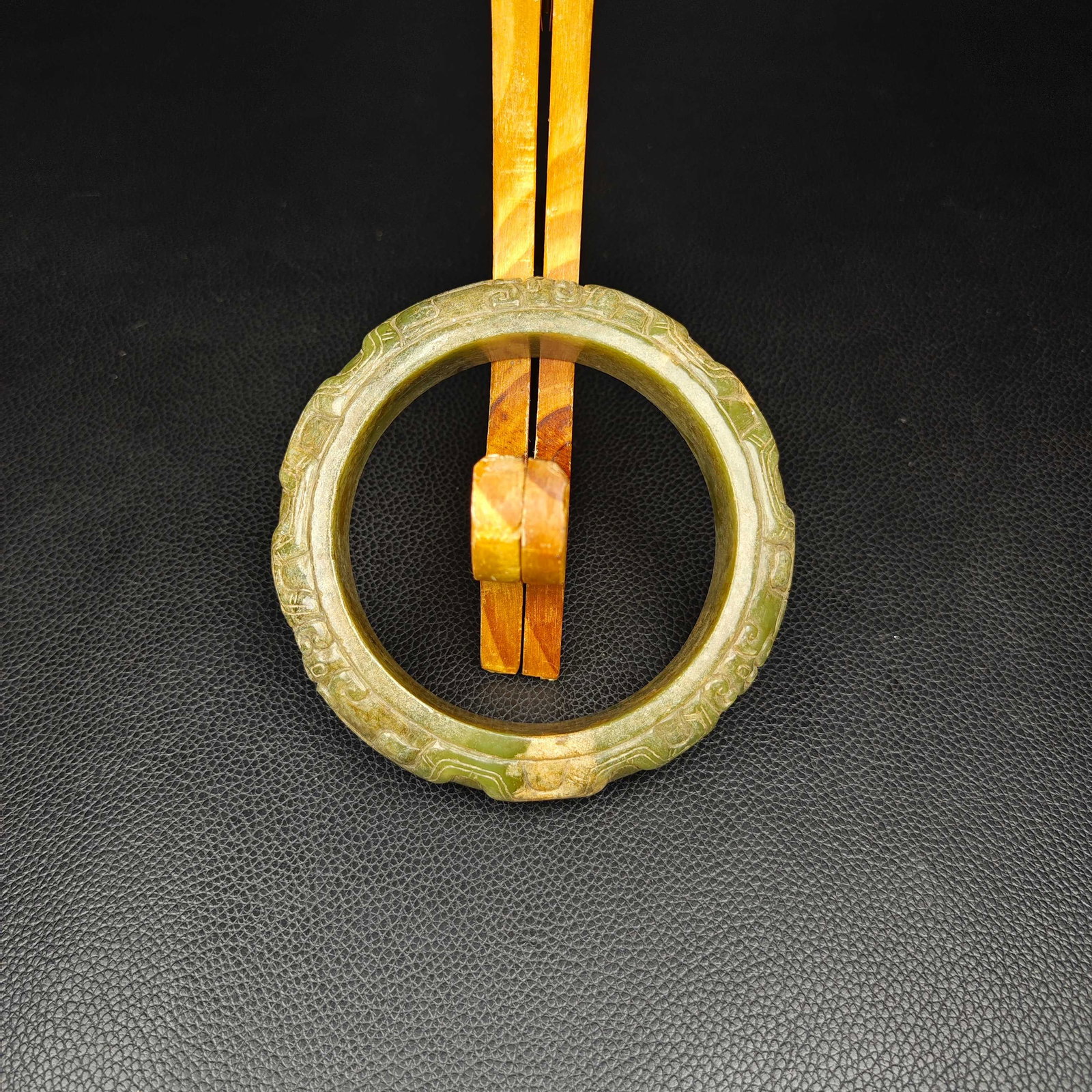 An Exquisite White Jade Bracelets: An Exquisite White Jade Bracelets Han Dynasty, China Size:10.5cm Size:(inside diameter)7cm Weight:170g (The Dimensions Of All Batches Are Manually Measured.If You Need More Detailed Information, Pleas