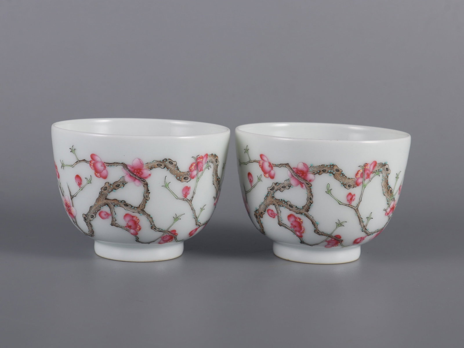 A Pair of Exquisite Famille-Rose Flower Pattern with poem Cup: A Pair of Exquisite Famille-Rose Flower Pattern with poem Cup Qing Dynasty, China Size:5.6cmx7.8cm (The Dimensions Of All Batches Are Manually Measured.If You Need More Detailed Information, Please