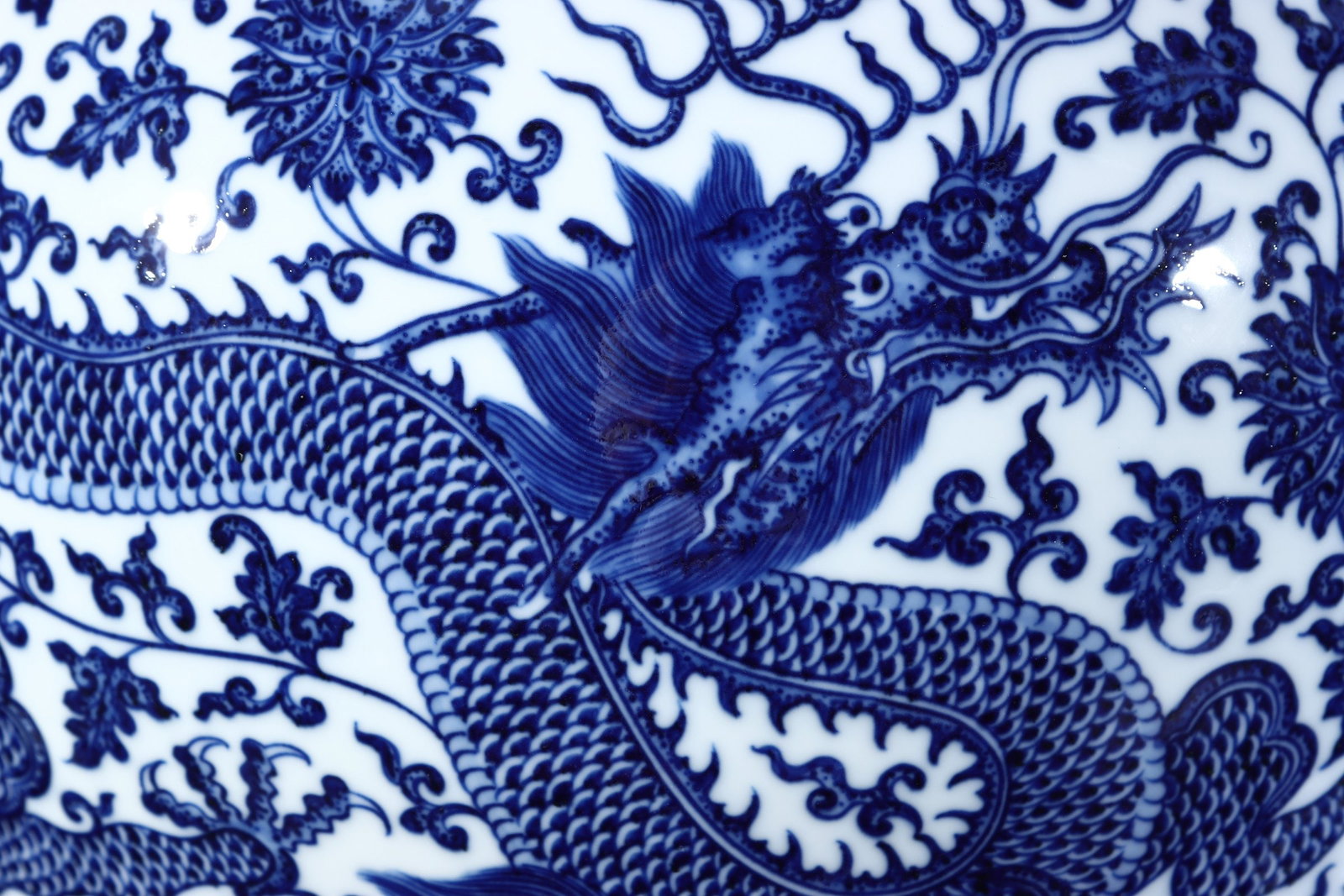 An Exquisite Blue and White Lotus Pattern Dragon Pattern Jar - 2