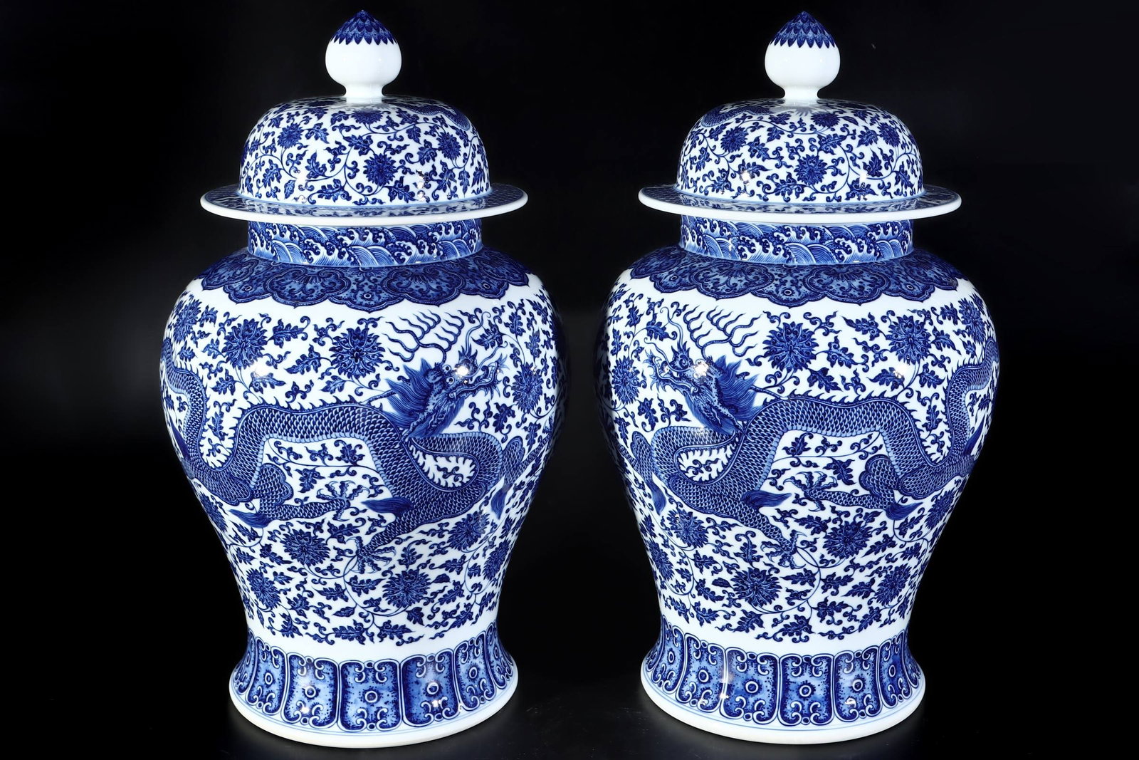 An Exquisite Blue and White Lotus Pattern Dragon Pattern Jar - 3
