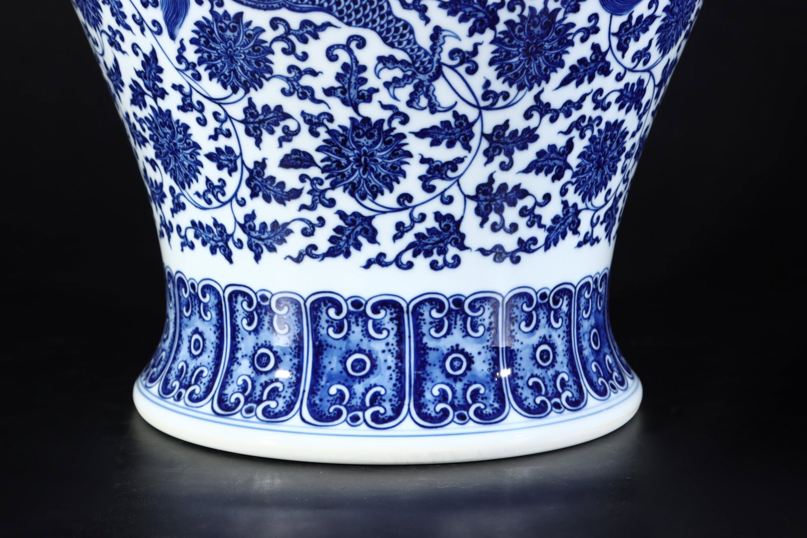 An Exquisite Blue and White Lotus Pattern Dragon Pattern Jar - 4