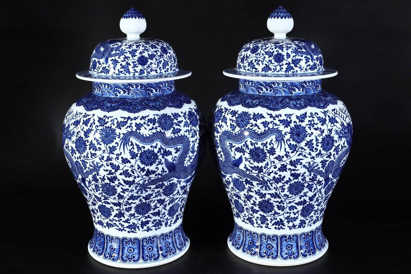 An Exquisite Blue and White Lotus Pattern Dragon Pattern Jar - 5