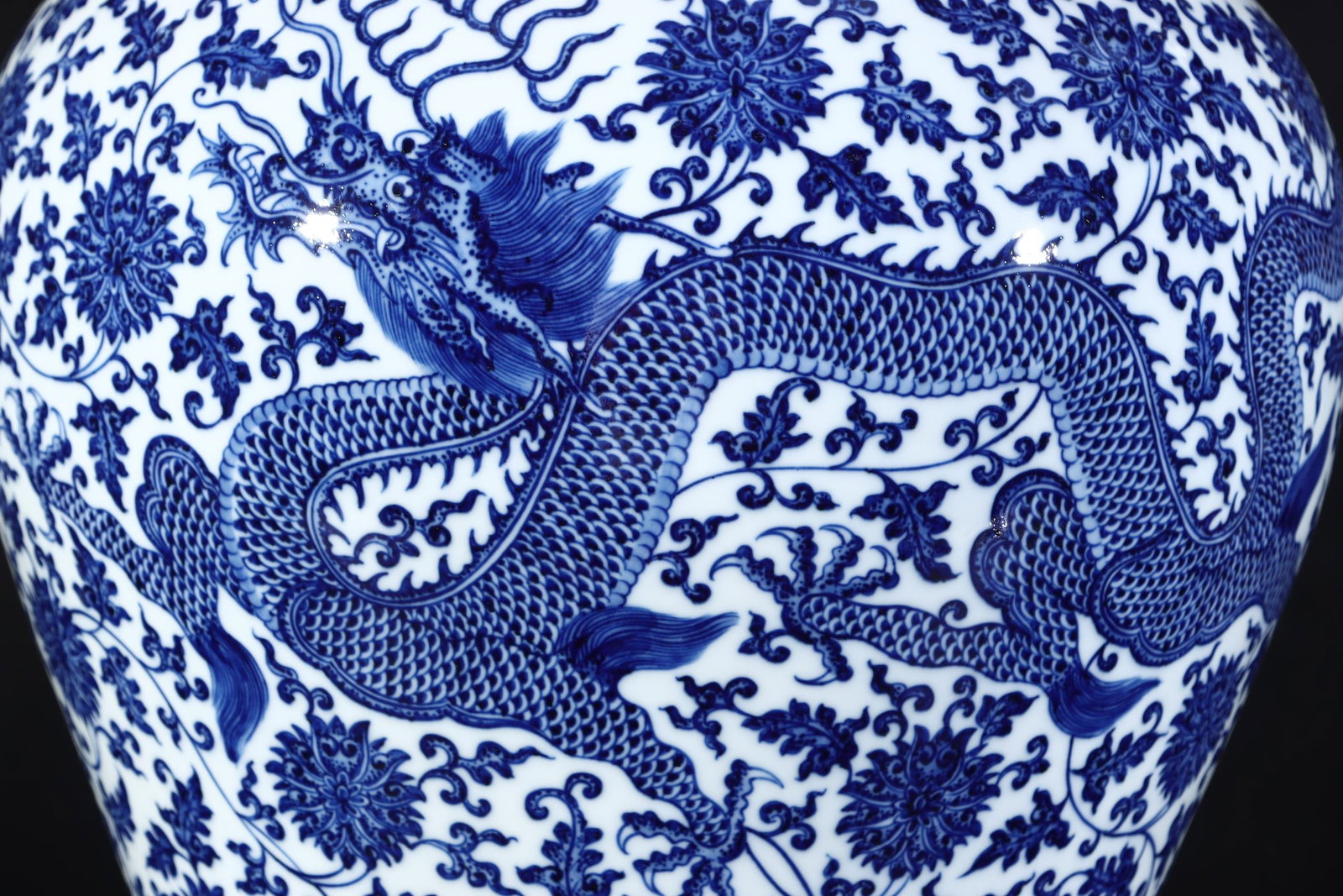 An Exquisite Blue and White Lotus Pattern Dragon Pattern Jar - 6