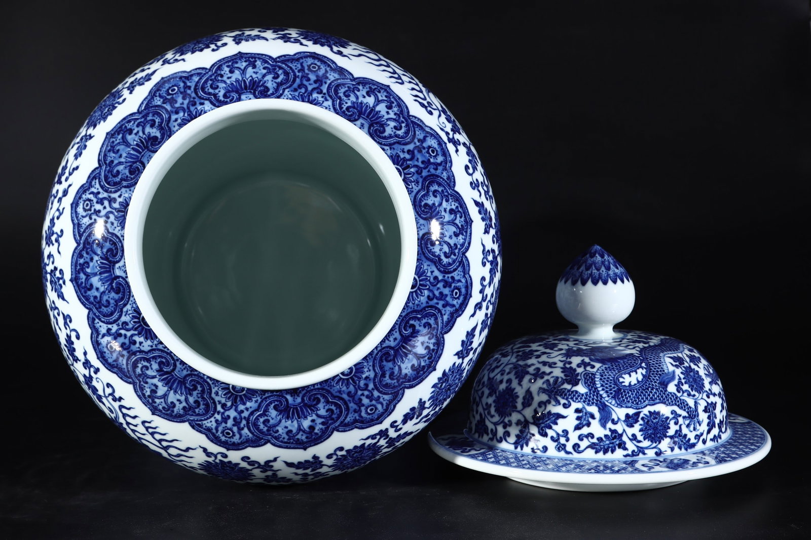An Exquisite Blue and White Lotus Pattern Dragon Pattern Jar - 7