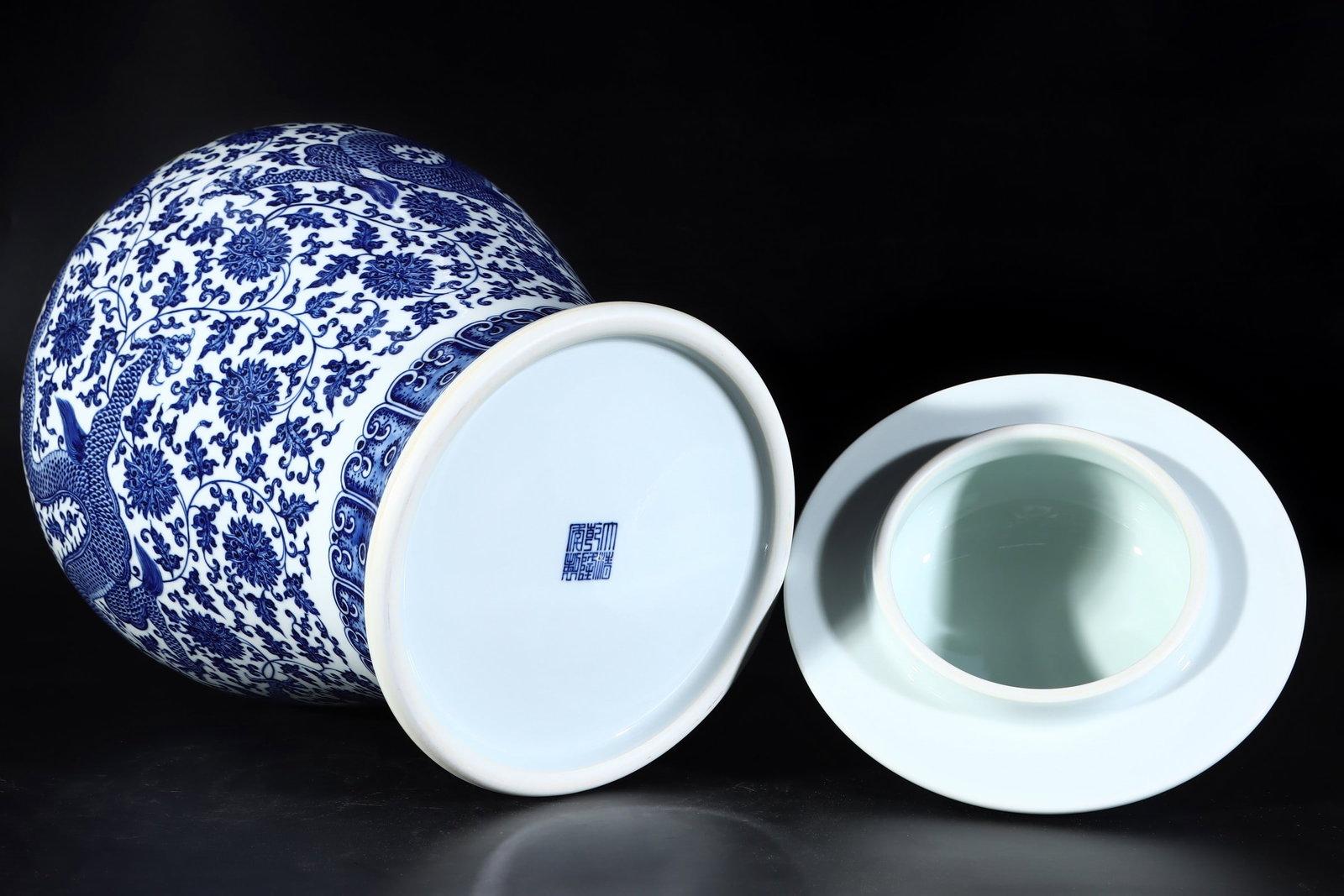 An Exquisite Blue and White Lotus Pattern Dragon Pattern Jar - 8