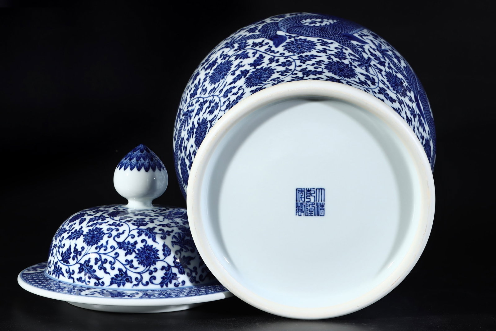 An Exquisite Blue and White Lotus Pattern Dragon Pattern Jar - 9
