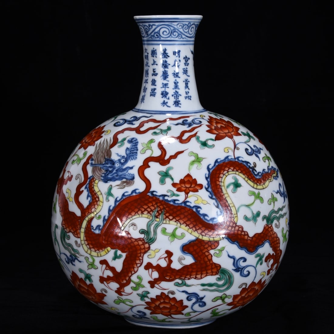 An Exquisite Wucai Blue and White Dragon Pattern Lotus Pattern Vase: An Exquisite Wucai Blue and White Dragon Pattern Lotus Pattern Vase Ming Dynasty, China Size:31cmx24cm (The Dimensions Of All Batches Are Manually Measured.If You Need More Detailed Information,