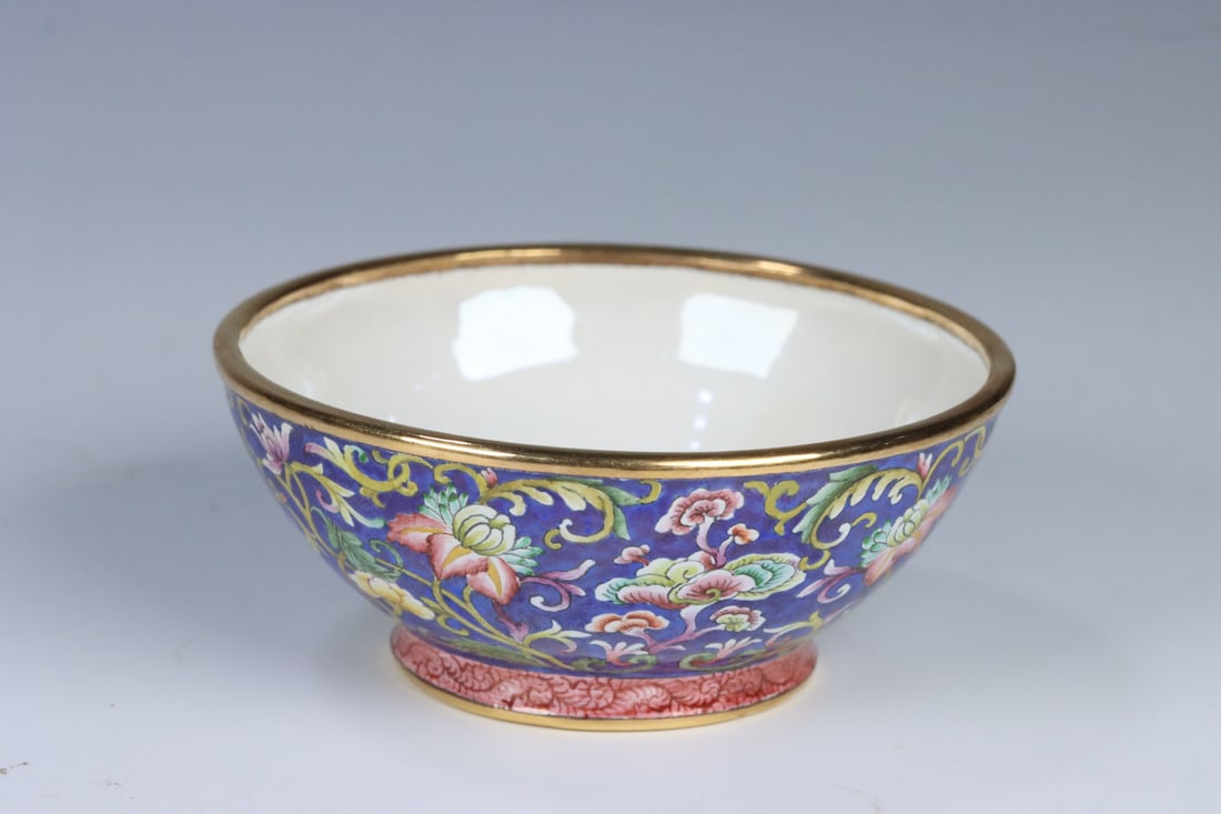 An Exquisite Gilt Bronze Painted Enamel Lotus Pattern Cup: An Exquisite Gilt Bronze Painted Enamel Lotus Pattern Cup Qing Dynasty, China Qianlong Four-character Mark Size:3.6cmx8.6cm Weight:158g (The Dimensions Of All Batches Are Manually Measured.If You