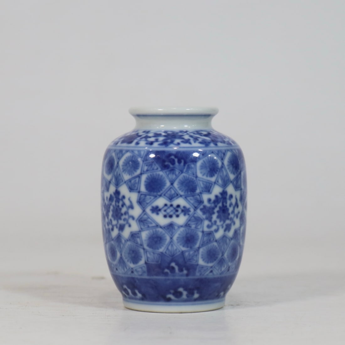 An Exquisite Blue and White Lotus Pattern Jar - 2