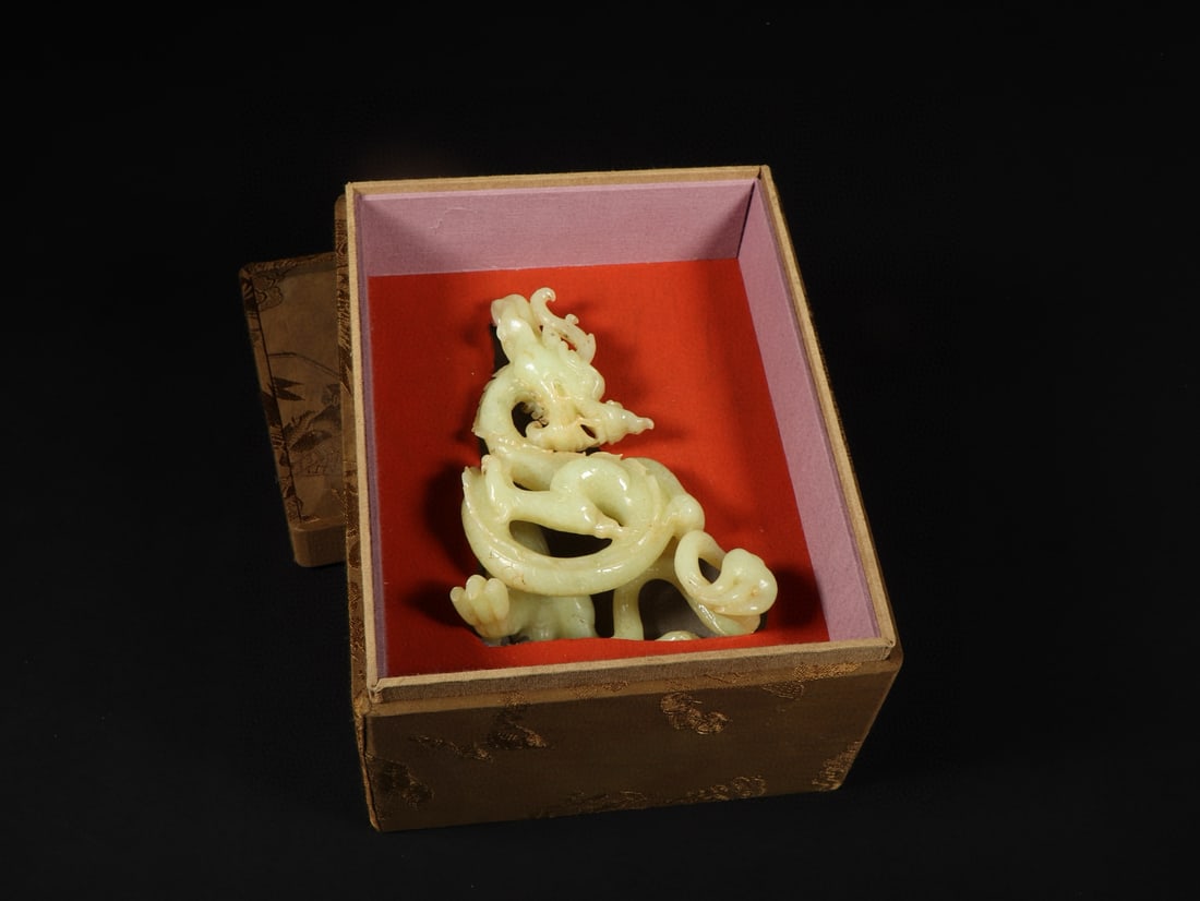 An Exquisite White Jade Dragon Ornament: An Exquisite White Jade Dragon Ornament Qing Dynasty, China Size:10.2cmx8cmx13.7cm Weight:331g (The Dimensions Of All Batches Are Manually Measured.If You Need More Detailed Information, Please Contac