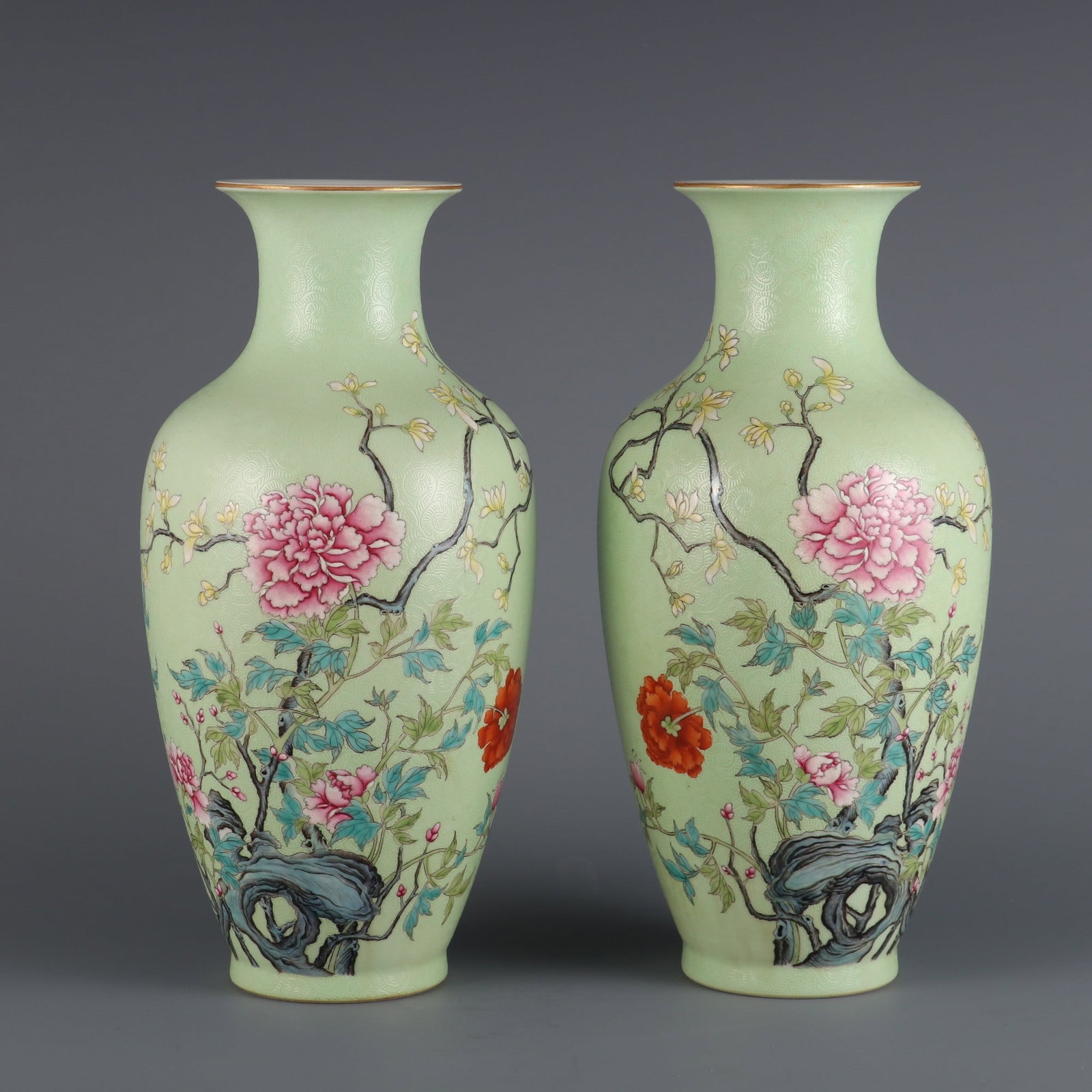 A Pair of Exquisite Famille-Rose Green Ground Flower Pattern Vase: A Pair of Exquisite Famille-Rose Green Ground Flower Pattern Vase Qing Dynasty, China Qianlong Six-character Mark Size:26.8cmx8cm (The Dimensions Of All Batches Are Manually Measured.If You Need More 