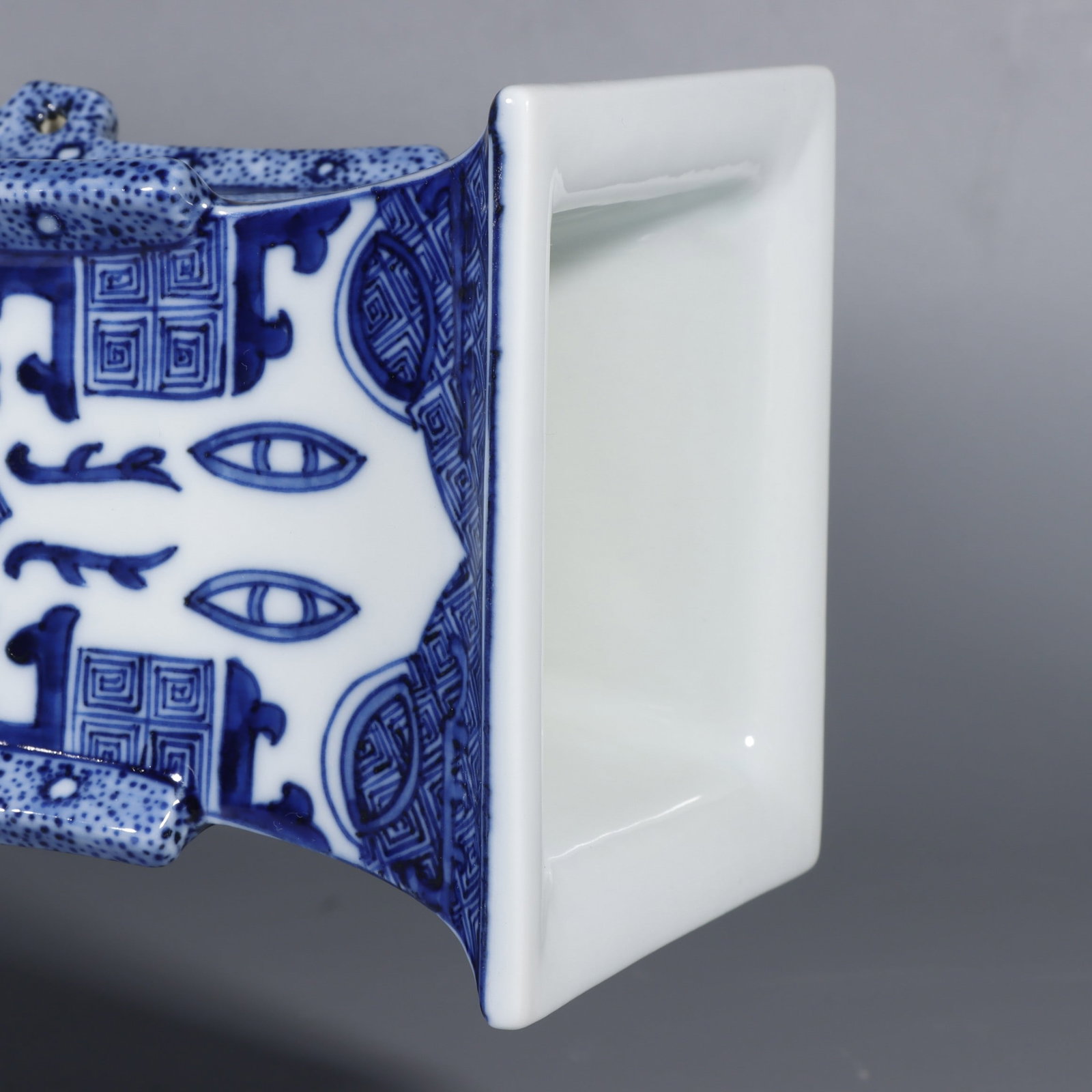 An Exquisite Blue and White Beast-Face Pattern Vase - 7
