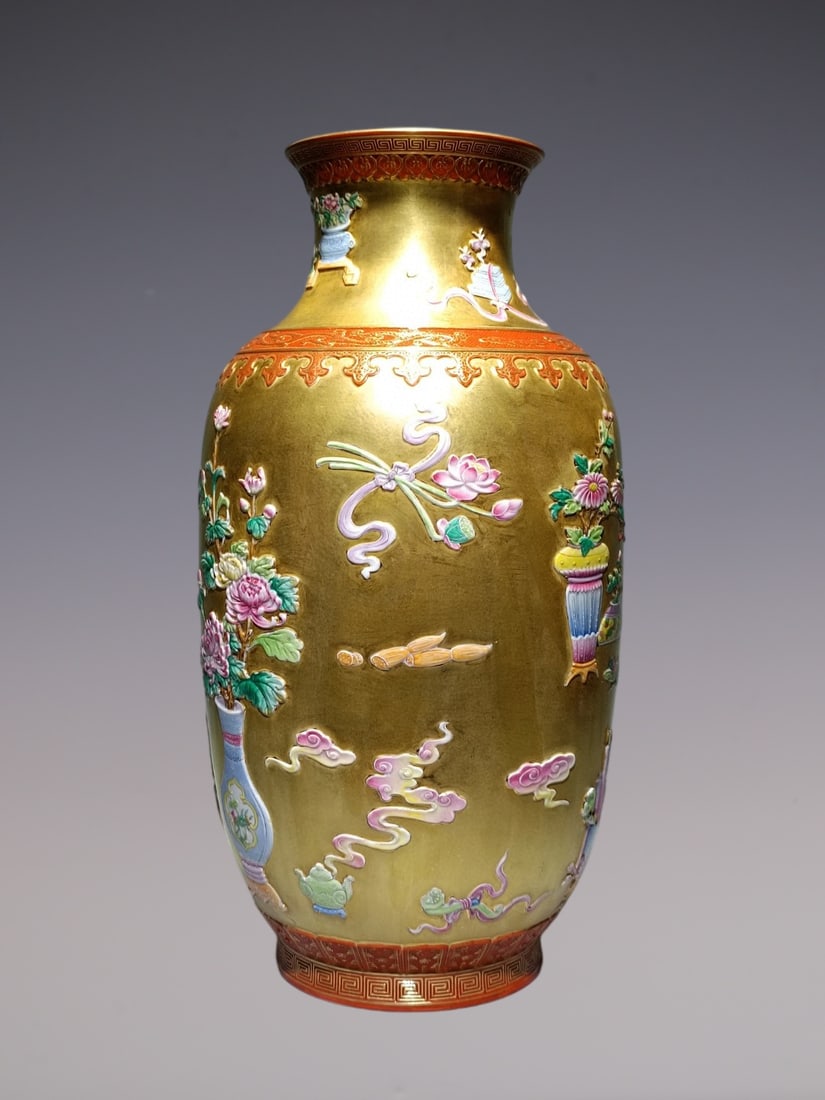 An Exquisite Enamel Flower Pattern Vase - 2