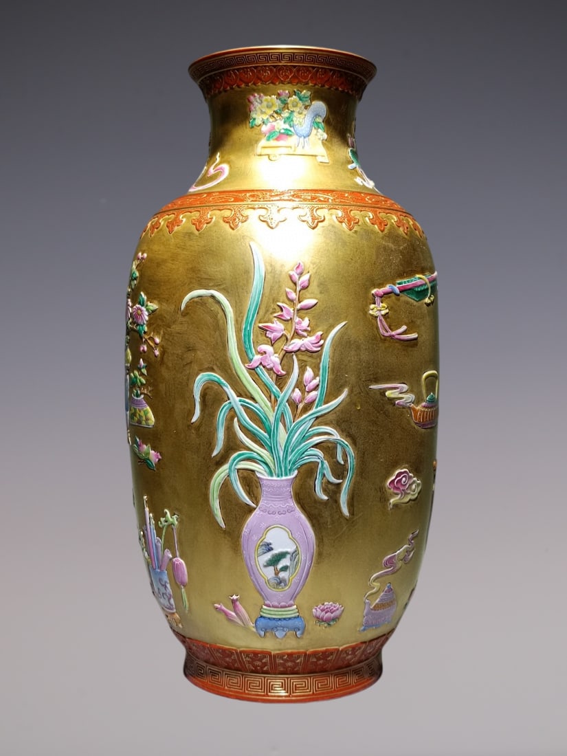 An Exquisite Enamel Flower Pattern Vase - 4