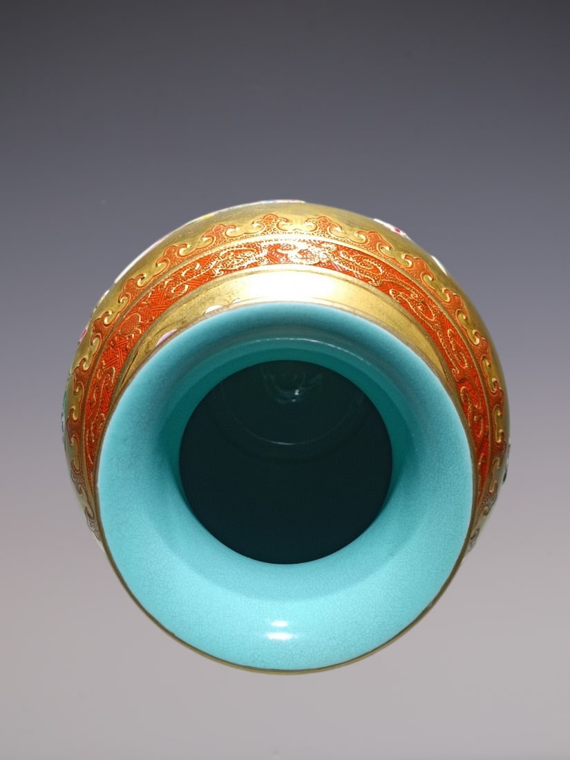 An Exquisite Enamel Flower Pattern Vase - 6
