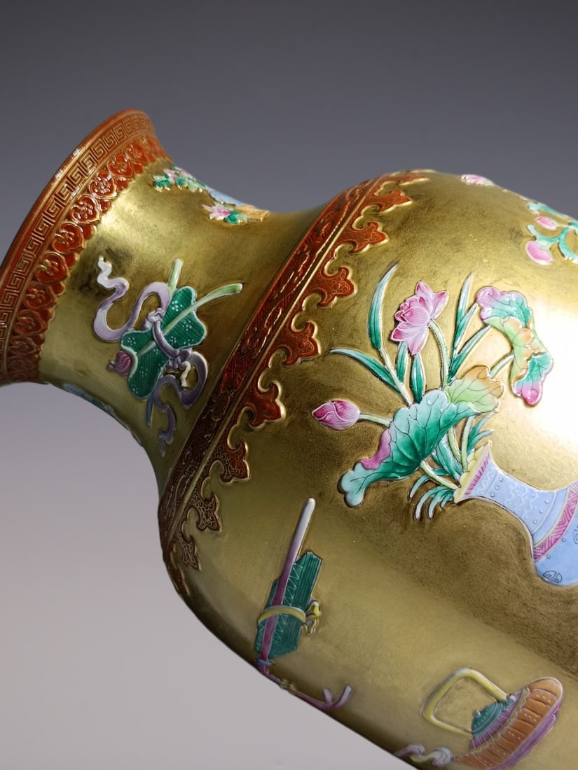 An Exquisite Enamel Flower Pattern Vase - 7