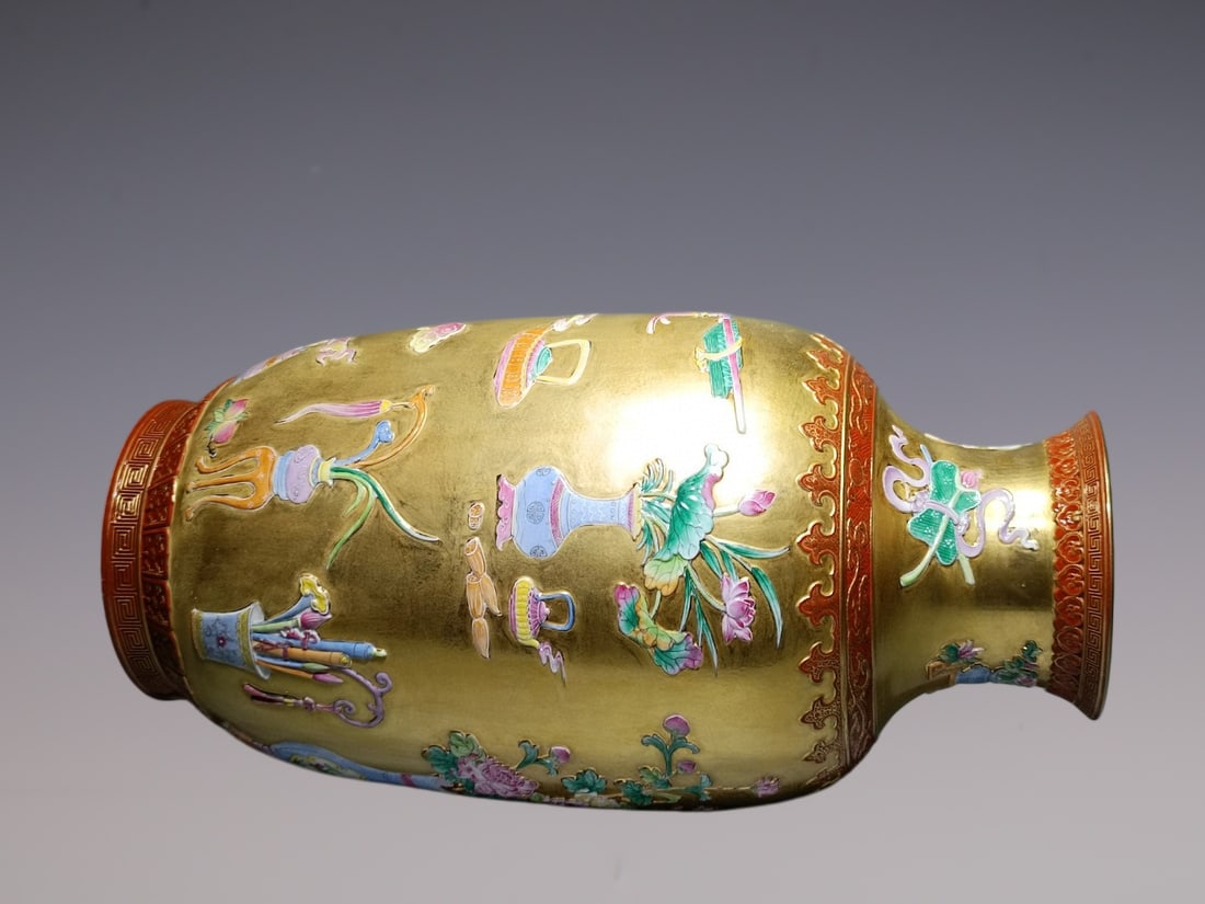 An Exquisite Enamel Flower Pattern Vase - 8