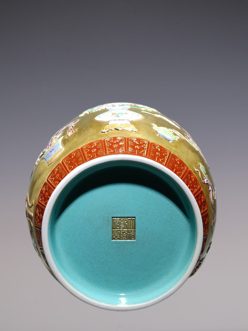 An Exquisite Enamel Flower Pattern Vase - 9