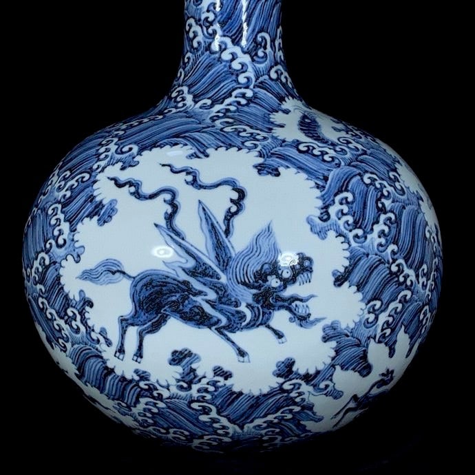 An Exquisite Blue and White Auspicious Beast Pattern Vase - 5