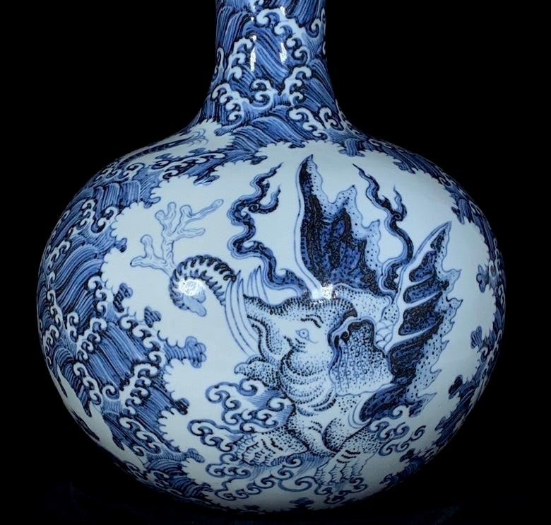 An Exquisite Blue and White Auspicious Beast Pattern Vase - 6