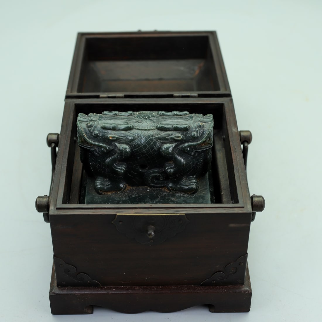 An Exquisite Jasper Auspicious Beast Seal: An Exquisite Jasper Auspicious Beast Seal Qing Dynasty, China Size:10.5cmx10cmx10cm Weight:2100g Size:16cmx14.5cmx14.5cm Weight:860g (The Dimensions Of All Batches Are Manually Measured.If You Need