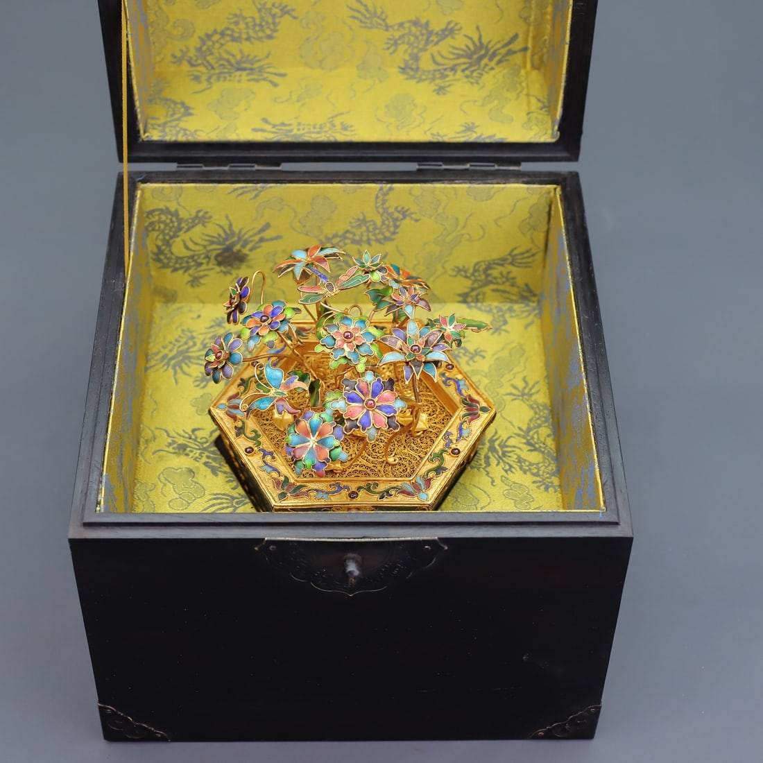 An Exquisite Gilt Bronze Inlaid White Jade Bonsai: An Exquisite Gilt Bronze Inlaid White Jade Bonsai Qing Dynasty, China Qianlong Four-character Mark Size:22cmx22cmx22cm Size:25.5cmx14cmx12cm Weight:2790g (The Dimensions Of All Batches Are Manually