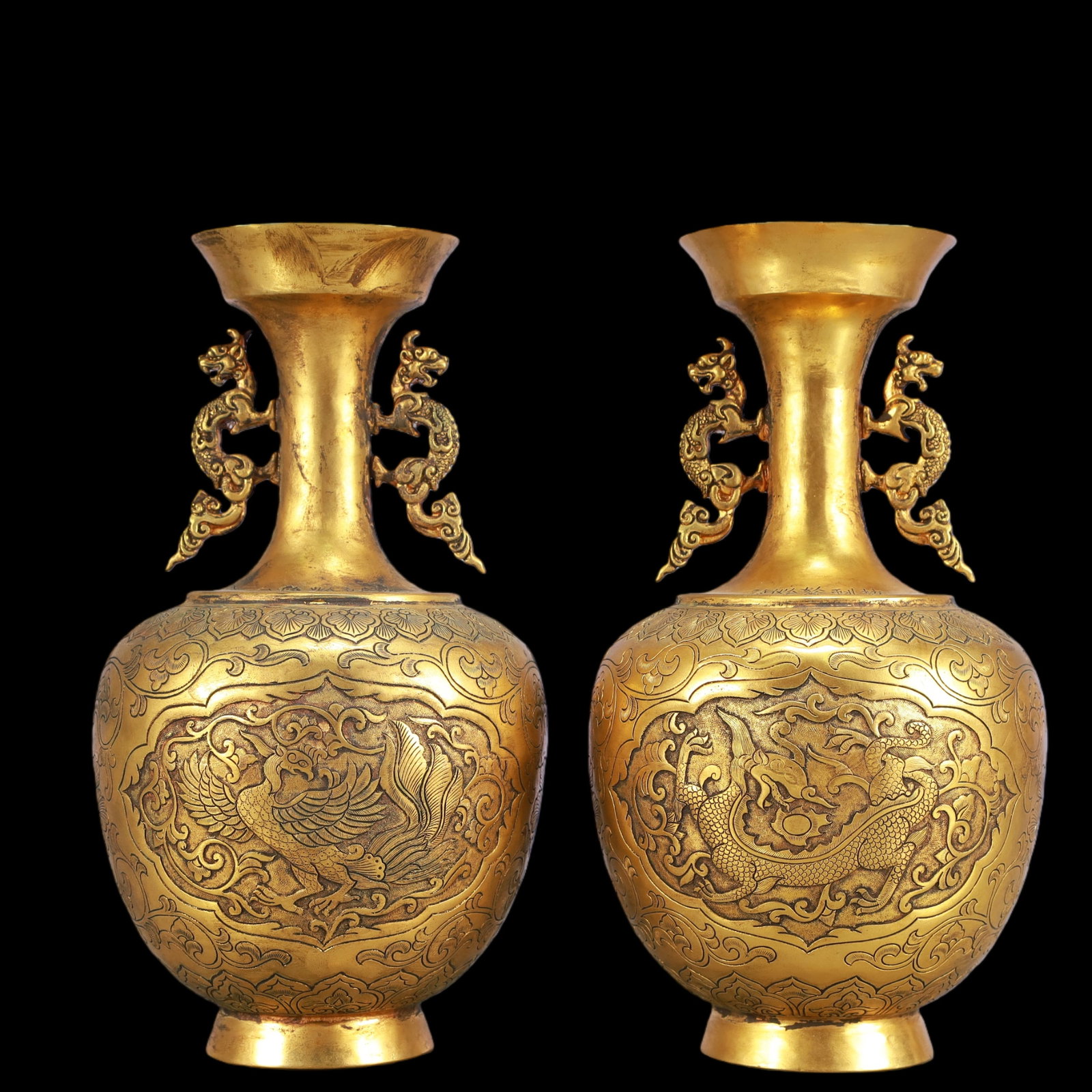 A Exquisite A pair of Gilt Bronze Lotus Pattern Dragon and Phoenix Pattern Double-Ears Vase: A Exquisite A pair of Gilt Bronze Lotus Pattern Dragon and Phoenix Pattern Double-Ears Vase Qing Dynasty, China Size:12cmx21cm Weight:1450g (The Dimensions Of All Batches Are Manually Measured.If You 